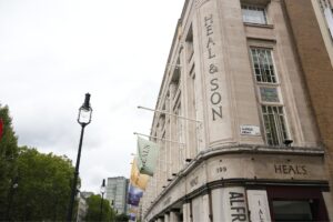 ロンドンの「家具通り」、トッテナム・コート・ロードを歩く